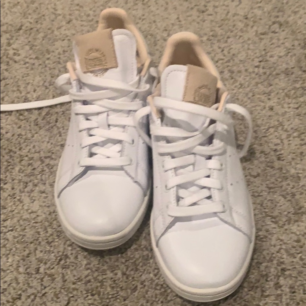 Adidas Stan Smith tennis shoes